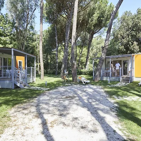 Pine-shaded Getaway W Pool Σαλέ Baia Domizia